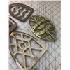Image 3 : ANTIQUE SAD IRON TRIVET LOT