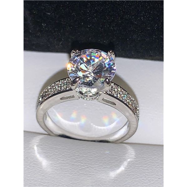 Classic DeBeers Styled Ladies 1.0 Carat Brilliant Cut Solitaire Engagement ring.