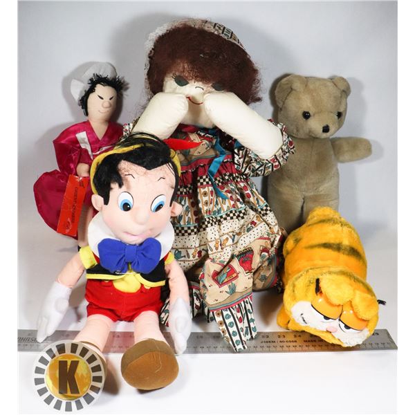 BOX OF COLLECTIBLE STUFFED ANIMALS INCLUDING