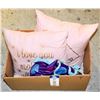 Image 1 : BOX WITH 2 CHILDREN'S PINK DECORATIVE PILLOWS