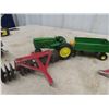 Image 3 : John Deere Tractor + Wagon Ertl, Old Massey Harris Manure Spreader & Disc