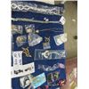 Image 4 : 33 Jewlery Pieces - Necklaces, Earrings, Broaches