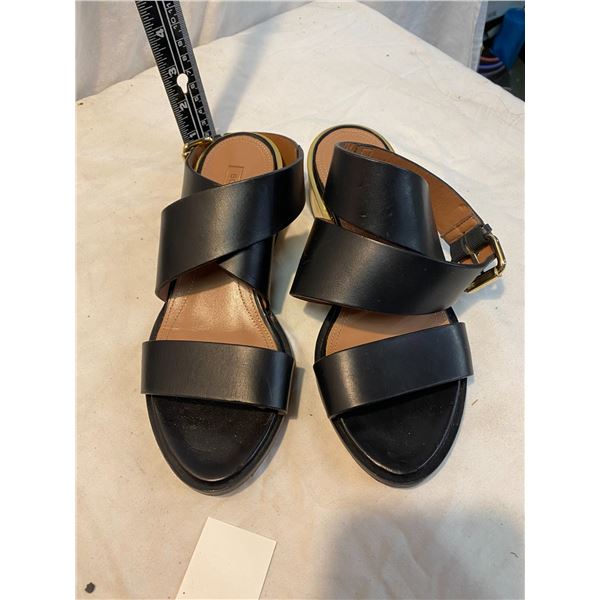 BCBGMAXAZRI size 36.5