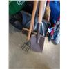 Image 2 : BUNDLE OF GARDEN TOOLS AND SEED SPREADER