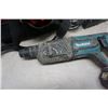 Image 4 : MAKITA CORDLESS HAMMER DRILL AND IMPACT GUN WITH 2 BATTERIES AND CHARGER - TESTED WORKING