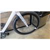 Image 4 : WHITE GIANT PROPEL FULL CARBON FRAME, CARBON WHEELS, SECLUDED WIRES