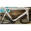 Image 8 : WHITE GIANT PROPEL FULL CARBON FRAME, CARBON WHEELS, SECLUDED WIRES