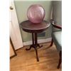 Image 3 : 2 Matching Mahogany Side Tables