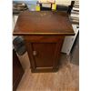 Image 2 : Auctioneer's Podium