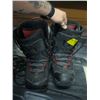 Image 2 : PLASTIC SLED & PAIR OF SNOWBOARD BOOTS