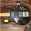 Image 3 : PV T40 BASS GUITAR WITH CASE