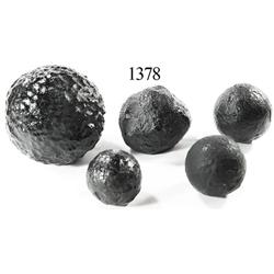 Lot of 5 iron cannonballs of various sizes, professionally conserved.