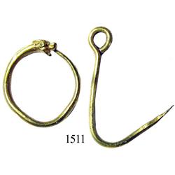 Lot of 2 small gold items: serpent's head ear- or nose-ring and fishhook(?).