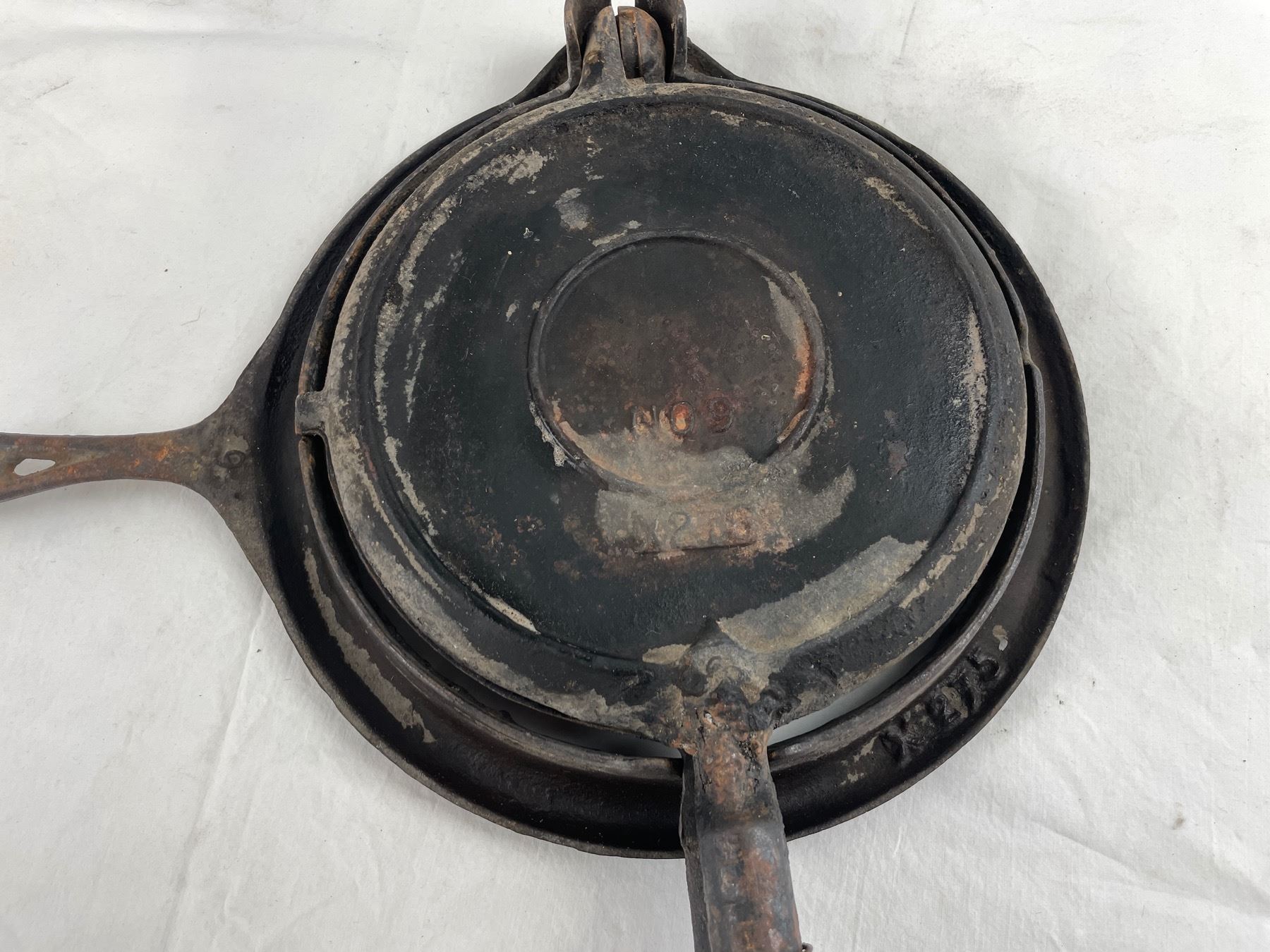 McClary Vintage Cast Iron Waffle Maker 9
