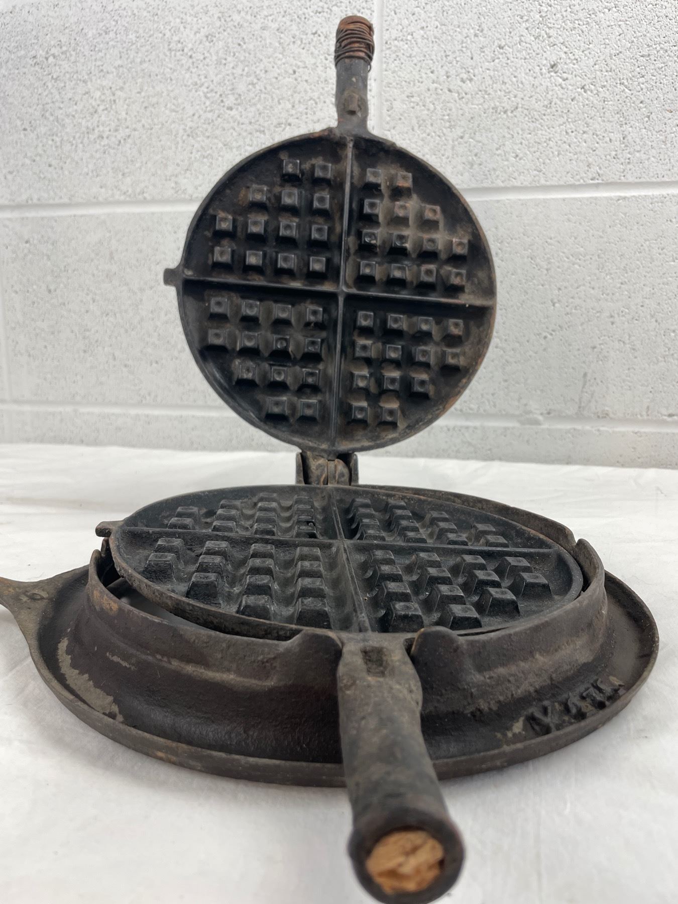 McClary Vintage Cast Iron Waffle Maker 9