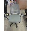 Image 1 : Mesh Back Task Chair with Fabric Seat