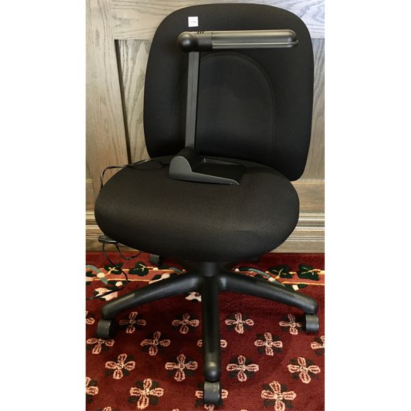 LOT 0F 2 - OFFICE CHAIR & DESK LAMP