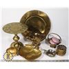 Image 1 : FLAT OF ASSORTED BRASS DECORATIVE ITEMS