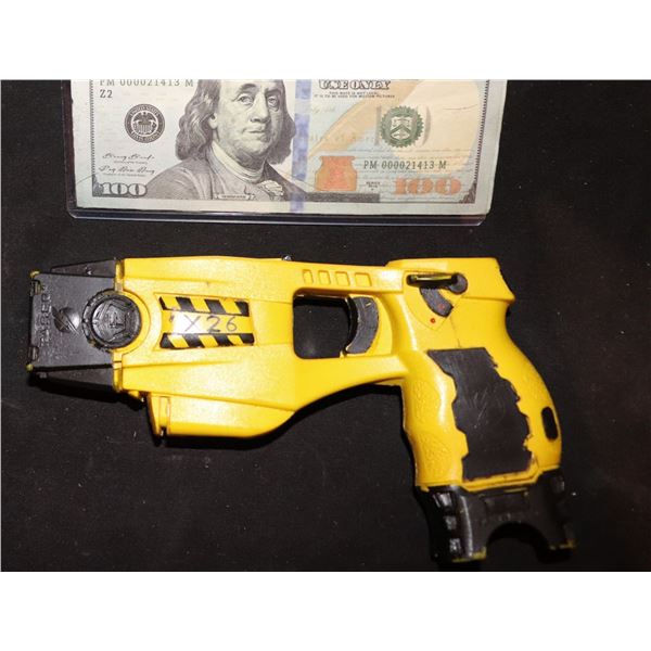THOR THE DARK WORLD SCREEN USED POLICE TASER SUPER HERO
