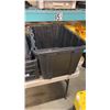 Image 2 : 4 BLACK CRATES AND GREY BASKET