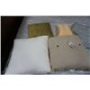 Image 3 : 4 DESIGNER THROW PILLOWS AND SAFAVIEH THROW BLANKET 50 X 70 INCH