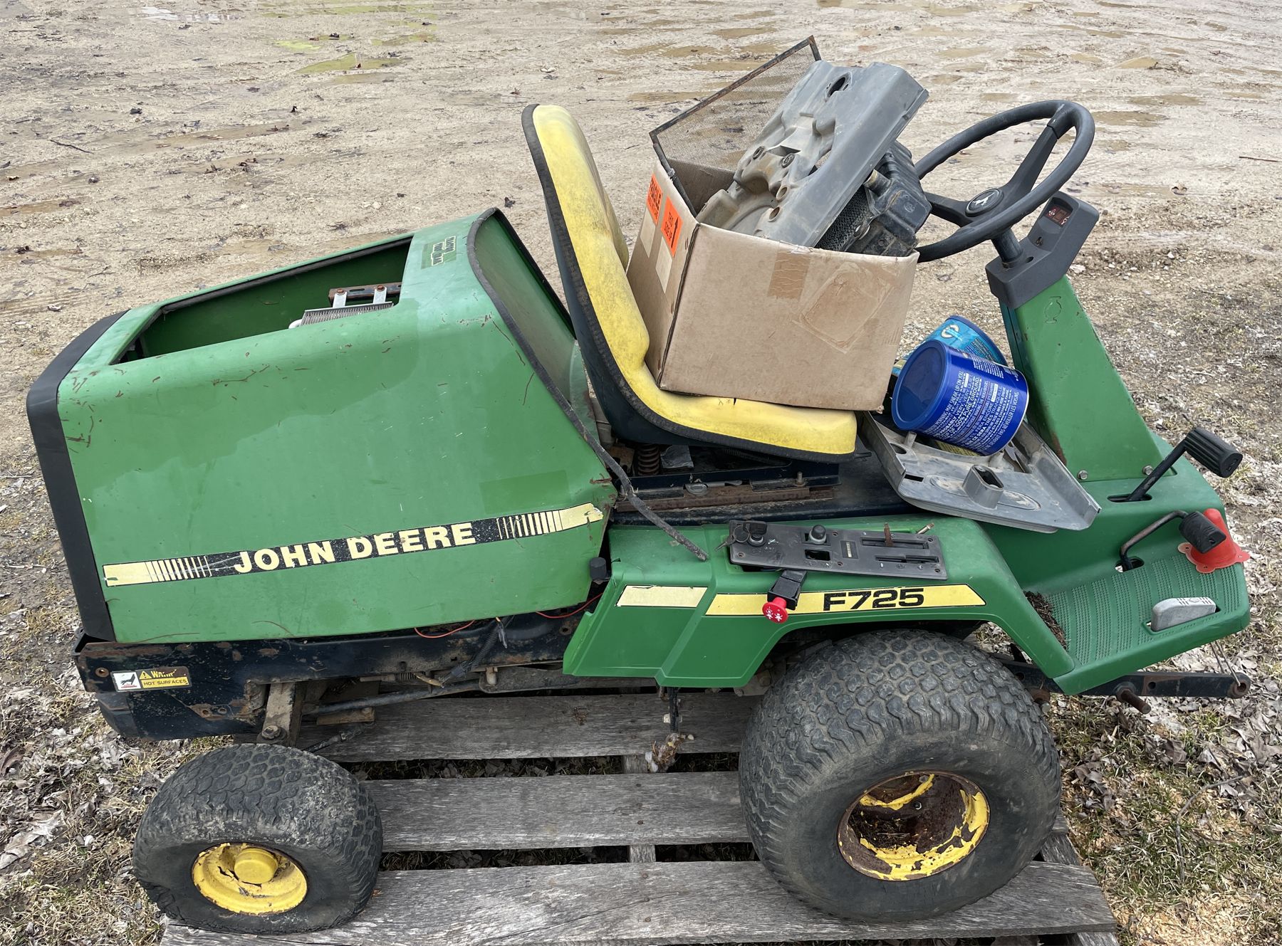 JOHN DEERE F725 LAWN TRACTOR W/ DECK INCLUDES ALL PARTS
