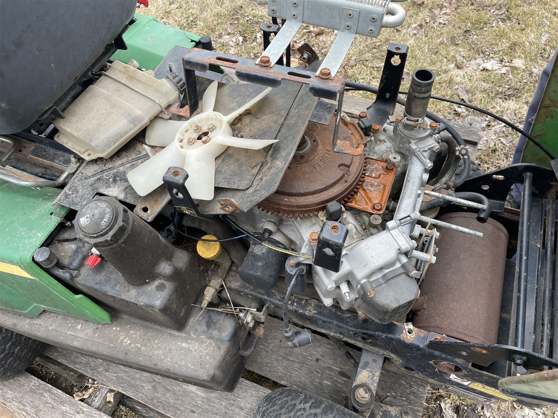 JOHN DEERE F725 LAWN TRACTOR W/ DECK INCLUDES ALL PARTS