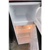 Image 2 : Frigidaire Black S/S Mini Ref/Freezer - Working