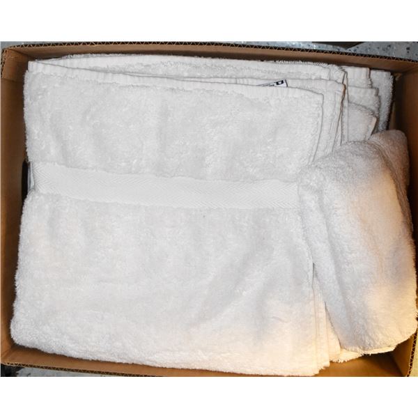 BOX WITH 3 PLUSH BATH TOWELS AND 1 HAND