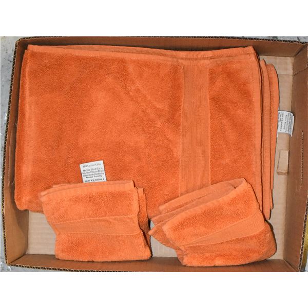 BOX WITH 2 PLUSH HAND TOWELS AND 2 FACE