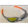 Image 1 : ORANGE HANDLED SPORTS SUNGLASSES