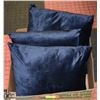 Image 1 : SET OF 3 PLUSH BLUE PILLOWS W/ REMOVABLE
