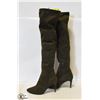 Image 1 : KNEE HIGH DARK GREEN MICRO SUEDE BOOTS - SZ 9(40)