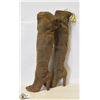 Image 1 : KNEE HIGH TAUPE MICRO SUEDE BOOTS - SIZE 9 (40)