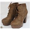 Image 1 : BROWN ANKLE HIGH BOOT WITH WEDGE HEEL - SIZE 9