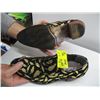 Image 2 : PAIR OF SIZE 41/42 BLACK LEAF PATTERN SHOES