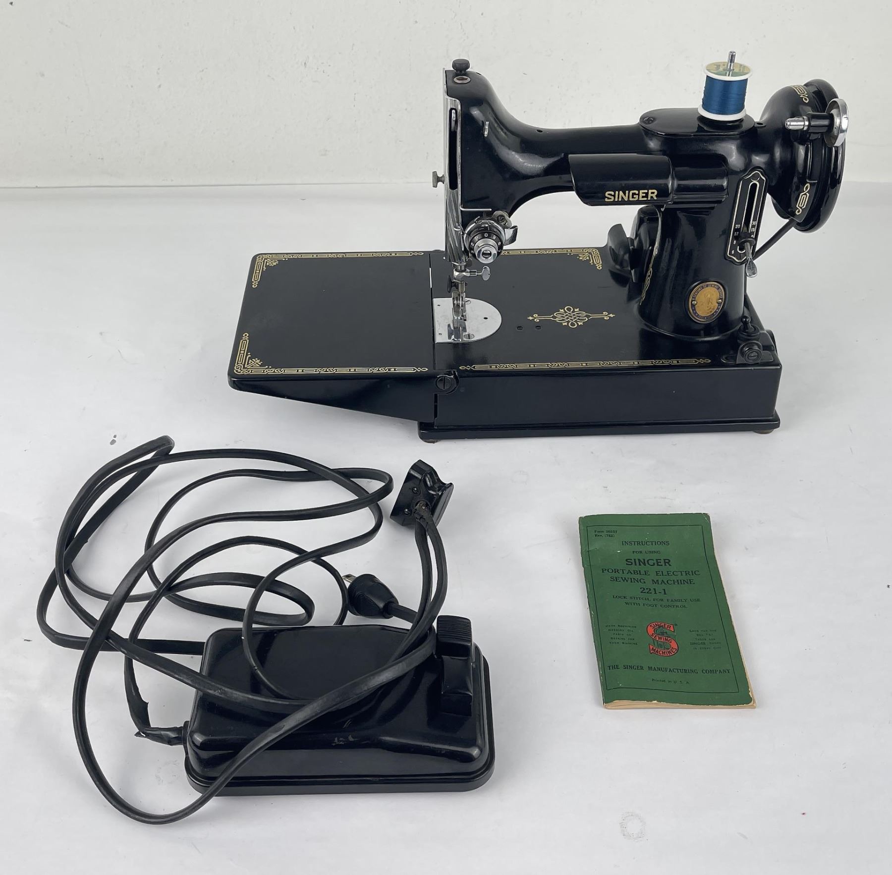 Singer Model 221 Featherweight Sewing Machine