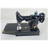 Image 5 : Singer Model 221 Featherweight Sewing Machine