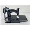 Image 7 : Singer Model 221 Featherweight Sewing Machine
