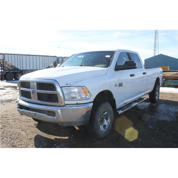 2012 Dodge 3500 4x4, crew cab, white, 202,279 Km, 6.7 litre cummins, Auto, 5th wheel rails only SN.3