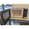 Image 2 : **Panasonic 1100W Microwave Oven w/Glass Turntable - Working