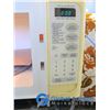 Image 5 : **Sanyo Microwave - Working