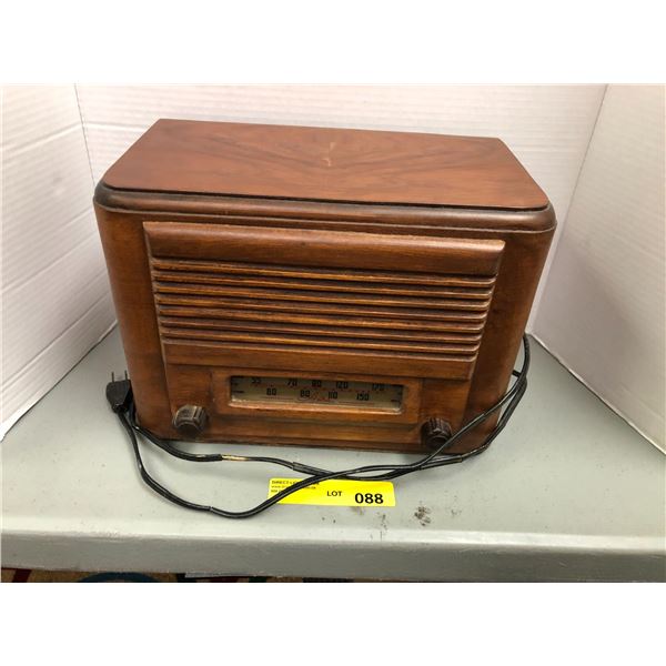 Antique Wood Brand & Millen Radio - made in Ontario - approx. 13in x 7 1/2in x 9 1/2in