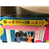 Image 2 : BARBIE - 75 piece Customizable Doll House