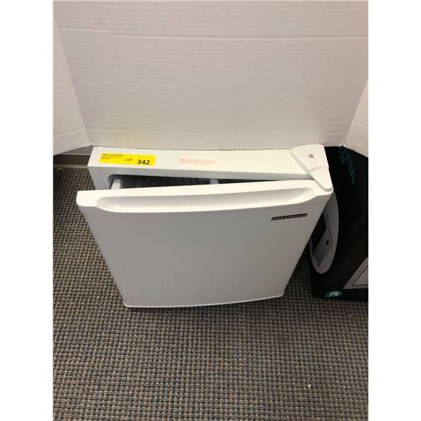 SYLVANIA - Bar Fridge White - approx. 19in tall