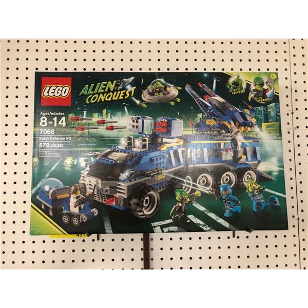 LEGO Alien Conquest - Earth Defence HQ - Model # 7066 - with 879 pieces - New In Box