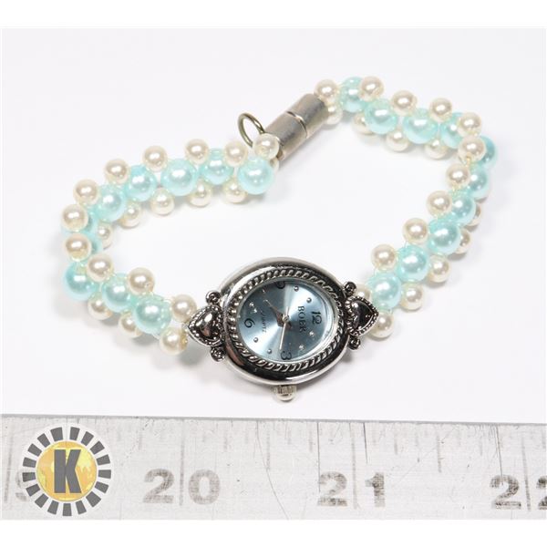 945-111 BOER QUARTZ LIGHT BLUE & WHITE PEARL BAND