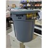 Image 1 : *NEW* Brute 20 Gal Vented Trash Can with Lid