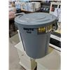 Image 2 : *NEW* Brute 20 Gal Vented Trash Can with Lid