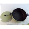Image 4 : Green cook pot + 3 aluminum S&P shakers, 2 ceramic milk cups